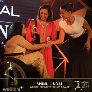 Ms. Sminu Jindal receiving loreal femina women award (600x600) (500x500) (400x400)