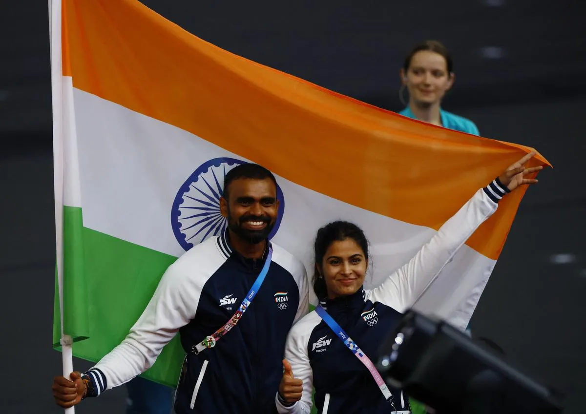 Flagbearers Manu Bhaker and Sreejesh Parattu Raveendran of India during the closing ceremony.