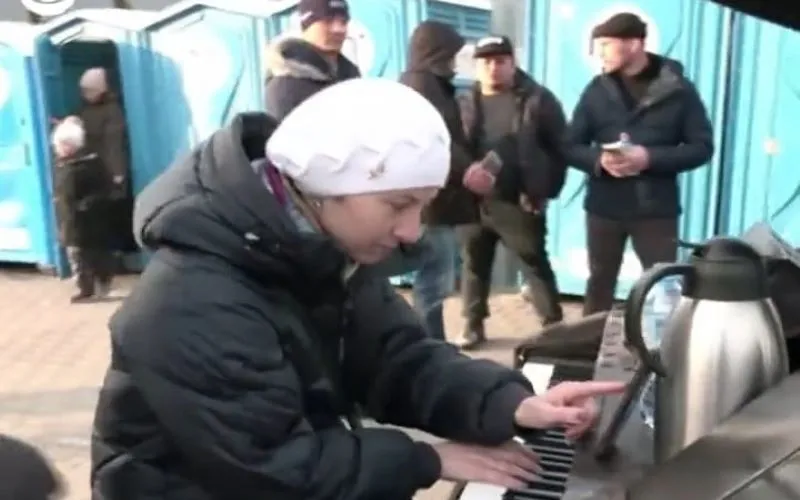 ukukrainian women refugees, rainian woman plays queen song