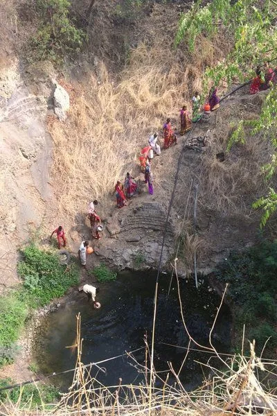 The long human chain by the steep slope for collection of water in Latur. Credits: BBC