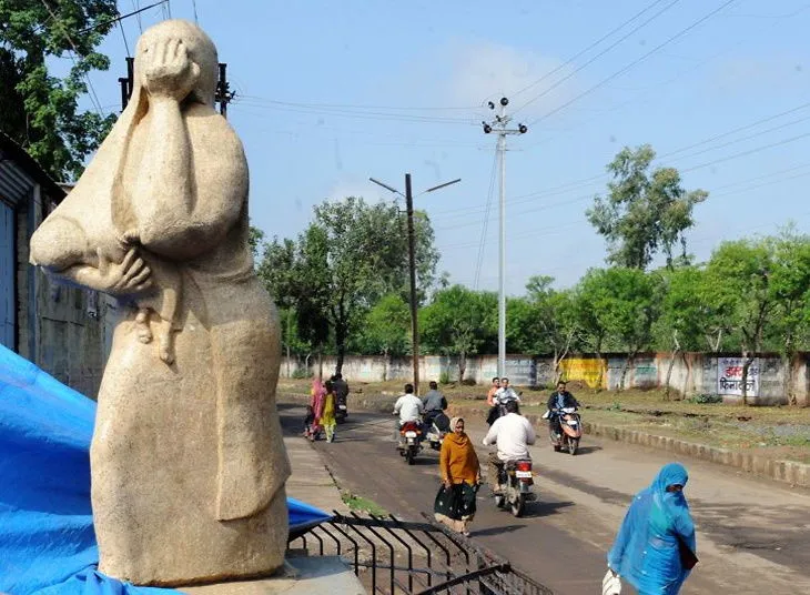 Mother with dead child, Pic credit: Dainik Bhaskar