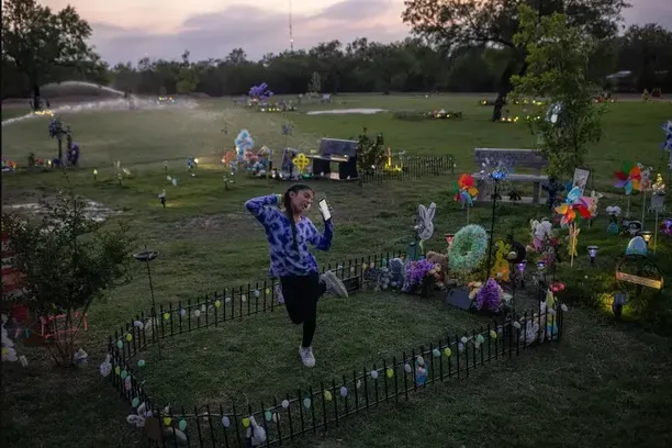 girl dances to taylor swift at friends memorial.jpg