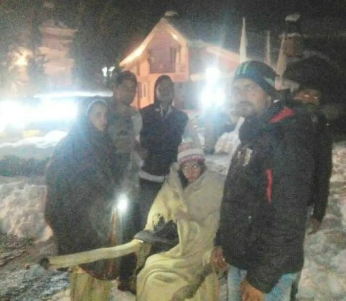 Shimla Policemen help pregnant woman