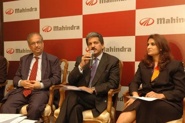 Ms. Sulajja Firodia Motwani with Mr. Bharat Doshi, CFO, Mahindra Group, Mr. Anand Mahindra, VC & MD, Mahindra Group  Picture By: Mahindra.com