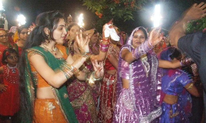 Rajasthani Bride takes 'Baraat' To The Groom's Door