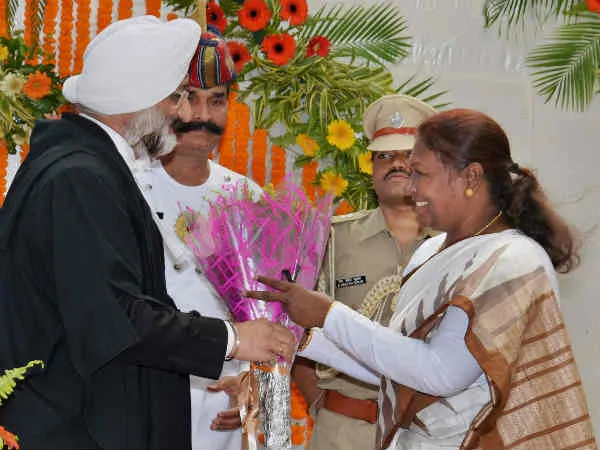 Draupadi Murmu with court chief justice Virendra Singh Picture By: One India 