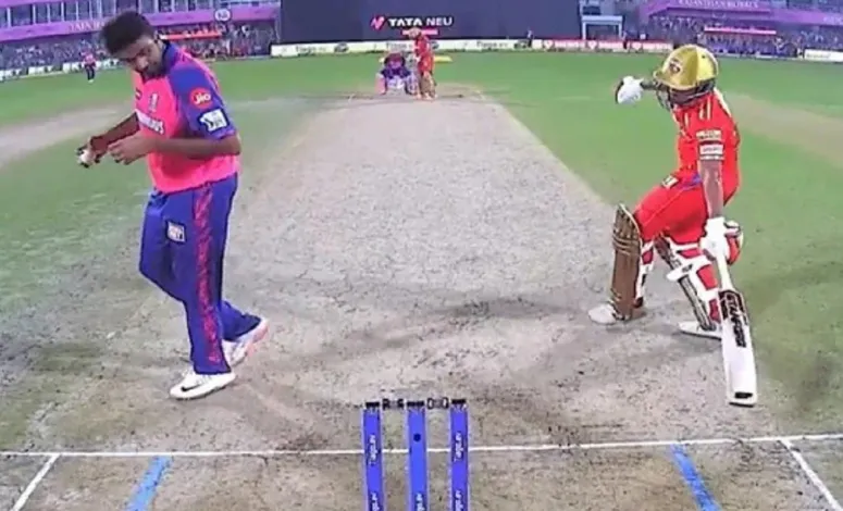 Ravichandran Ashwin against Shikhar Dhawan