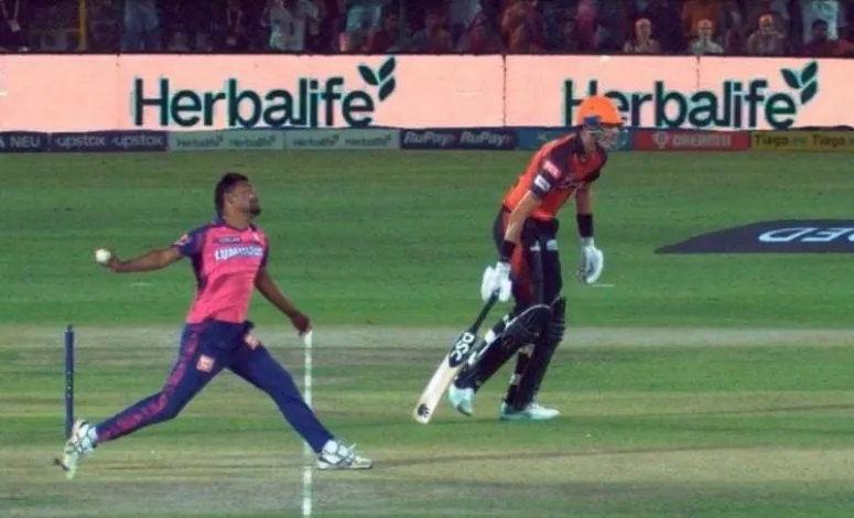 3 Times when a no-ball proved costly for losing sides in IPL.
