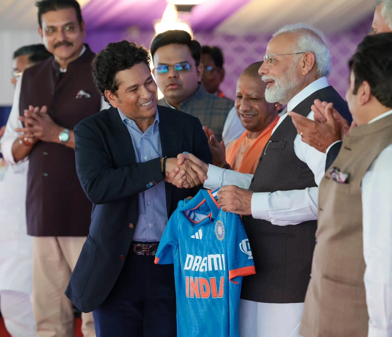 प्रधानमंत्री नरेंद्र मोदी ने वाराणसी में अंतरराष्ट्रीय क्रिकेट स्टेडियम की आधारशिला रखी