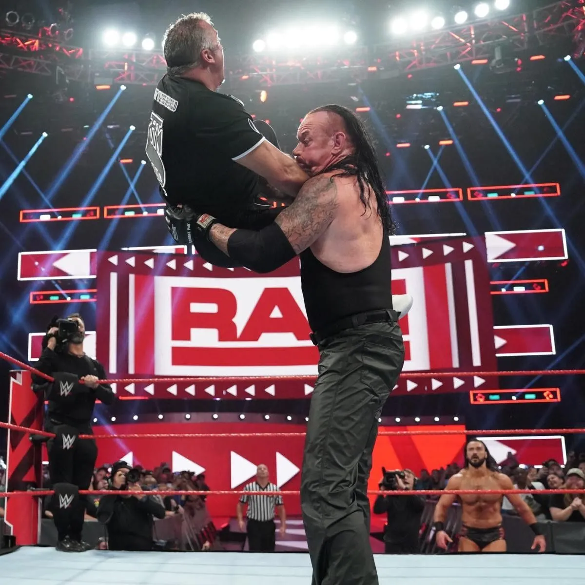 Undertaker Choke Slam To Shane McMahon 6/24/19 | Undertaker, Shane mcmahon,  Wwe photos