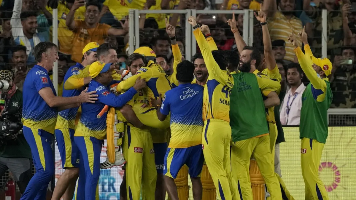 IPL 2023 Final: Emotional MS Dhoni lifts Ravindra Jadeja after CSK  all-rounder shines in tense final vs GT - India Today