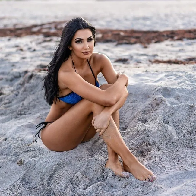 WWE Diva Billie Kay's Hourglass Figure Is a Thing of Beauty