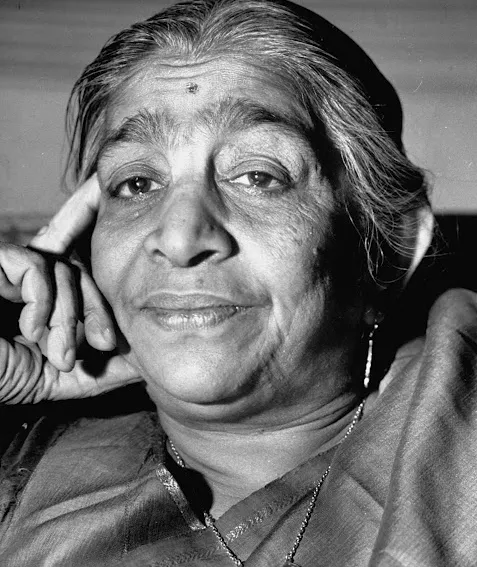 Sarojini_Naidu_in_Bombay_1946