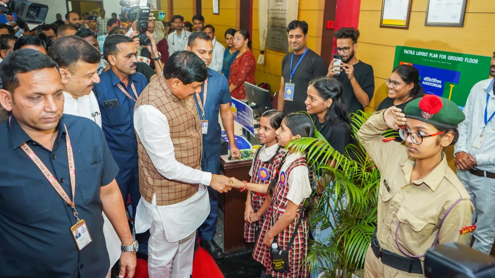 मुख्यमंत्री ने कहा- हमें आईने की तरह सब कुछ साफ दिख रहा है। एक-एक करके पहले कही गई वह सारी बातें स्थापित होती जा रही थी इसके कारण से भारत दुनिया में जाना जाता है। भारत दुनियां में संपन्न बनना चाहता है। लेकिन संपन्निता में स्वार्थी नहीं बनना चाहता हैं। 