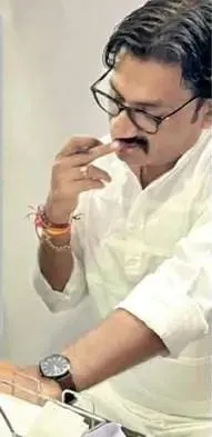 थाने में वाइस सेंपल देता जीतू यादव