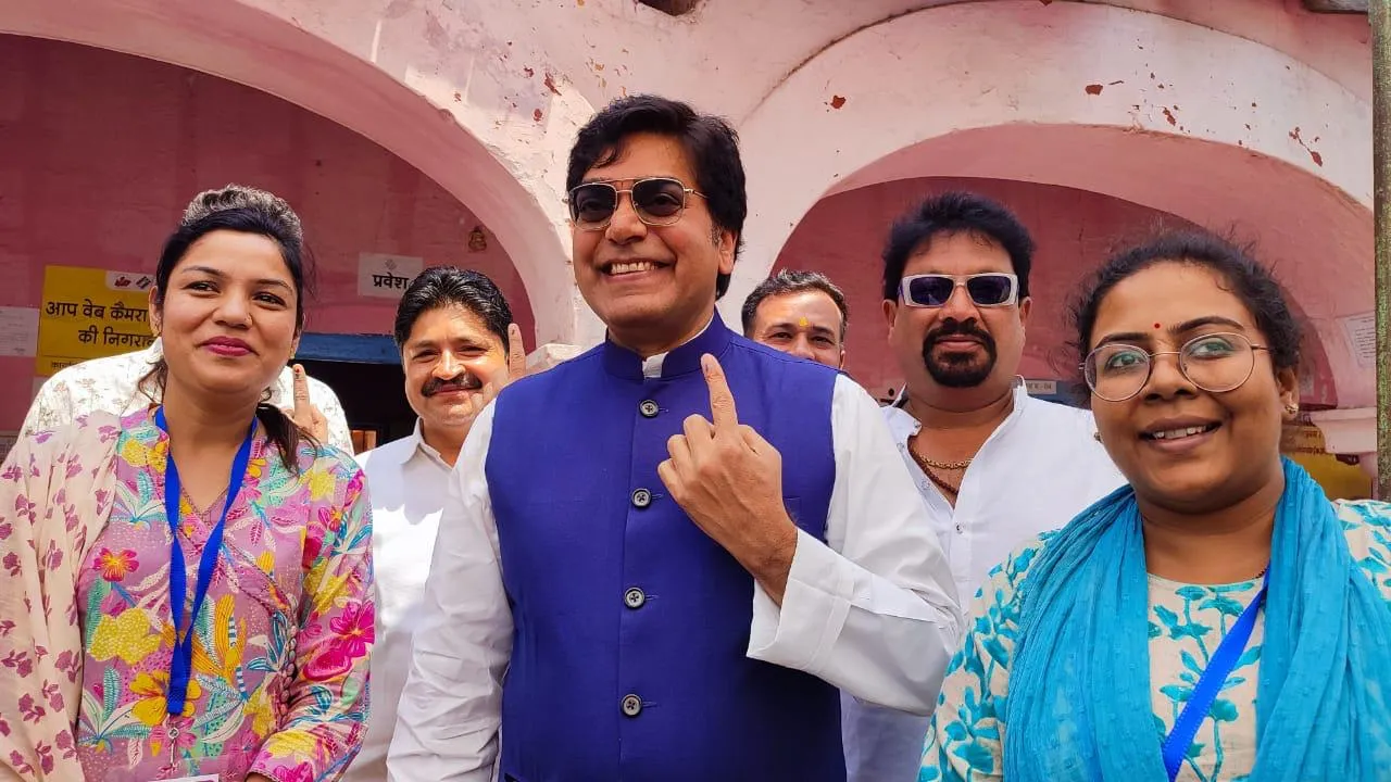 गाडरवारा होशंगाबाद संसदीय क्षेत्र के गाडरवारा में मतदान करने पहुंचे फिल्म अभिनेता  एवं लेखक श्री आशुतोष राना