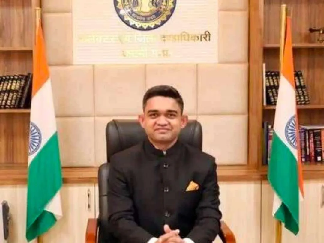 Priyank Mishra will be the new collector of the district, will serve Pankaj  Jain in Public Health Services Corporation Limited | धार कलेक्टर का भोपाल  ट्रांसफर: जिल के नए कलेक्टर होंगे प्रियंक