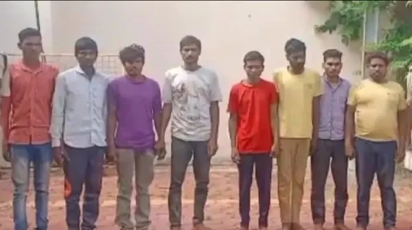 पुलिस ने आठ मजदूरों को गिरफ्तार किया है।