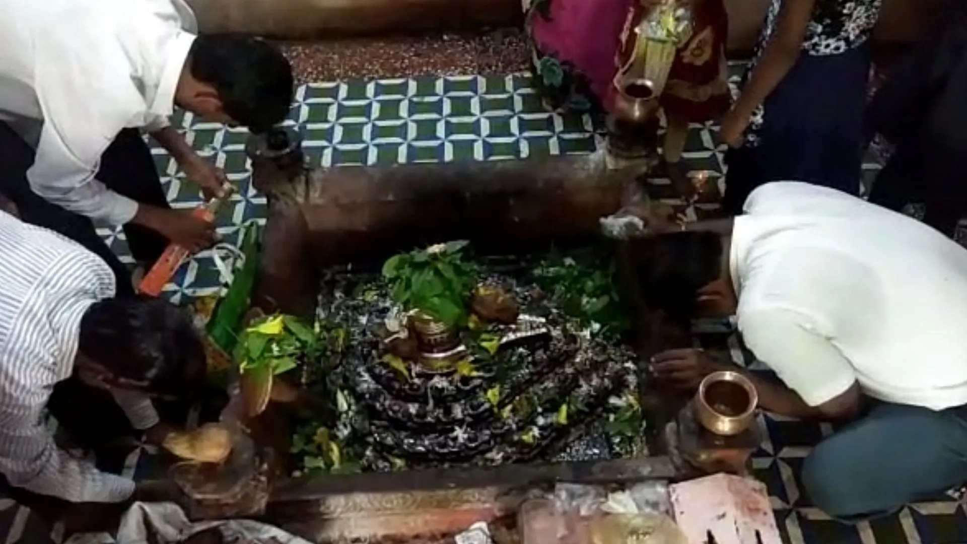 Sawan Somwar One Pot Water Is Enough To Abhishek 108 Shivling