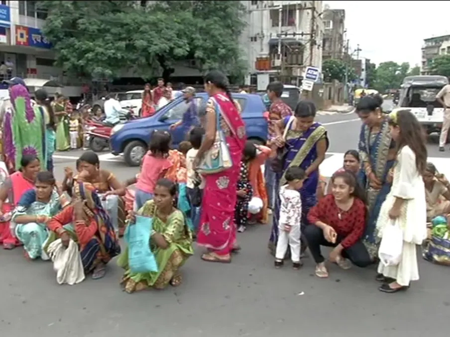 इंदौर में भाइयों को राखी बांधने पर अड़ी महिलाएं