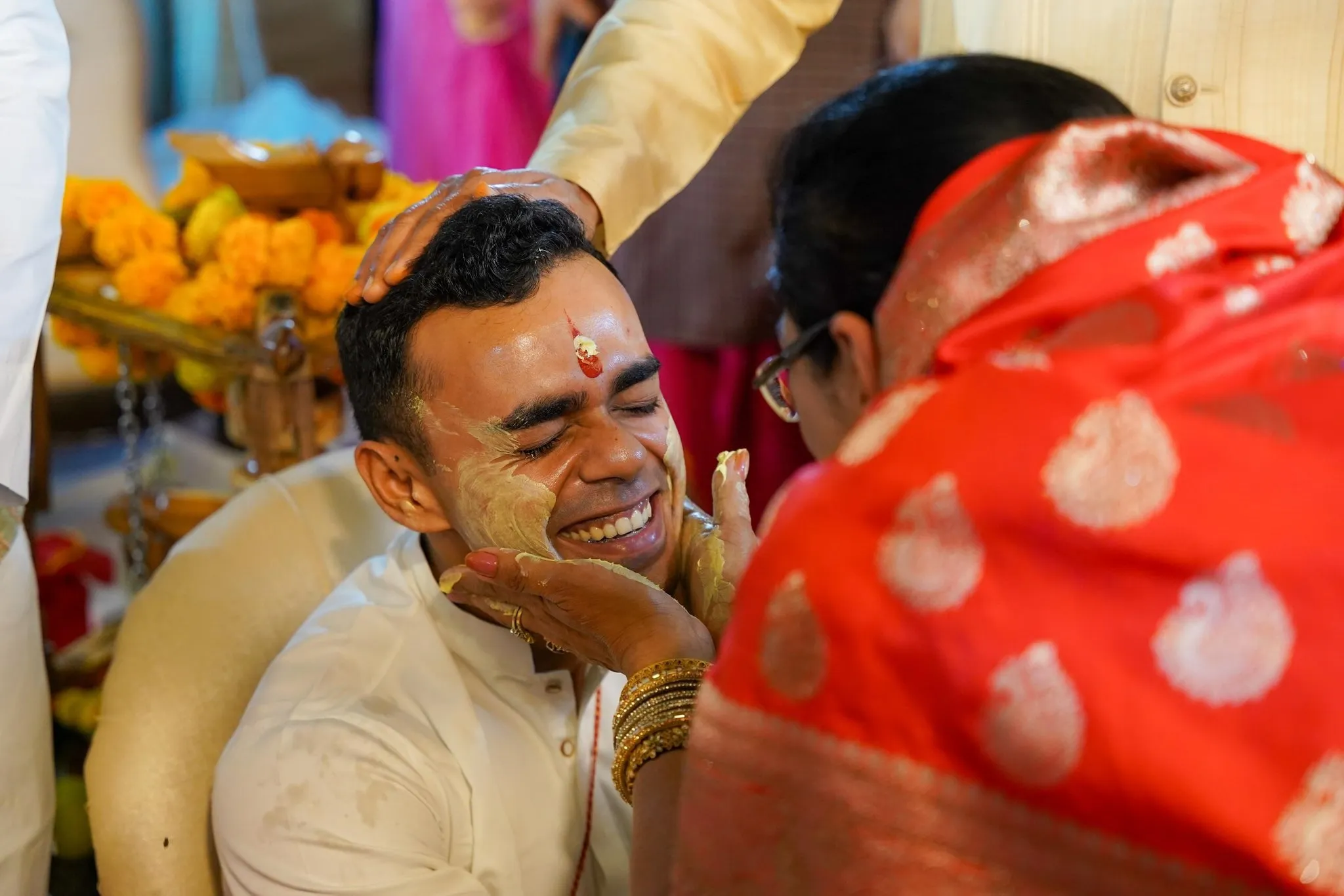 Kartikey Singh Chouhan Wedding: दूल्हे को मां का दुलार