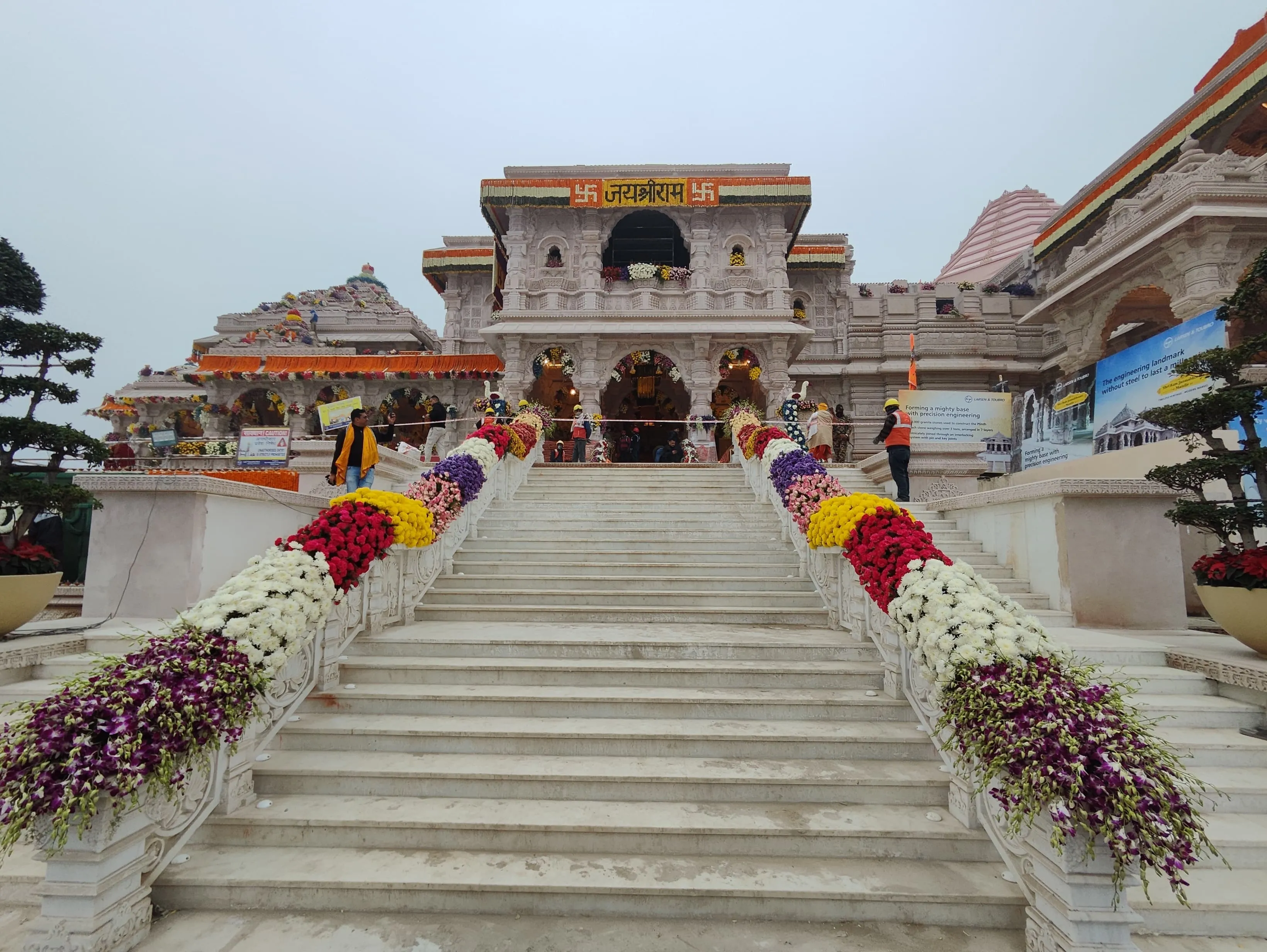 अद्भुत, अलौकिक, मनमोहक... प्राण प्रतिष्ठा के लिए सज गई अवधनगरी, देखिए राम  मंदिर की भव्यता की तस्वीरें - Ayodhya Nagari decorated for the Ram Lalla  consecration Ceremony see ...