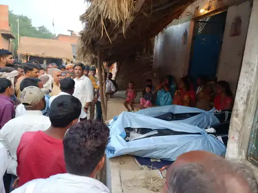 गांव में एक-एक करके शवों को लाया गया। गांव में आस-पास के बड़ी संख्या में लोग जुट गए हैं।