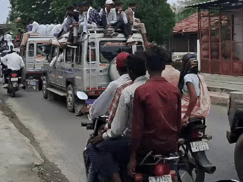 मानगढ़ धाम पर लोग बाइक, जीप और अन्य वाहनों में सवार होकर सुबह से ही पहुंचना शुरू हो गए थे।