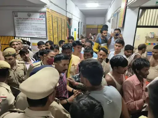 कानपुर डीएम शनिवार रात हैलट अस्पताल पहुंचे। यहां गांववालों ने डॉक्टर के न होने की बात कही और हंगामा करने लगे।