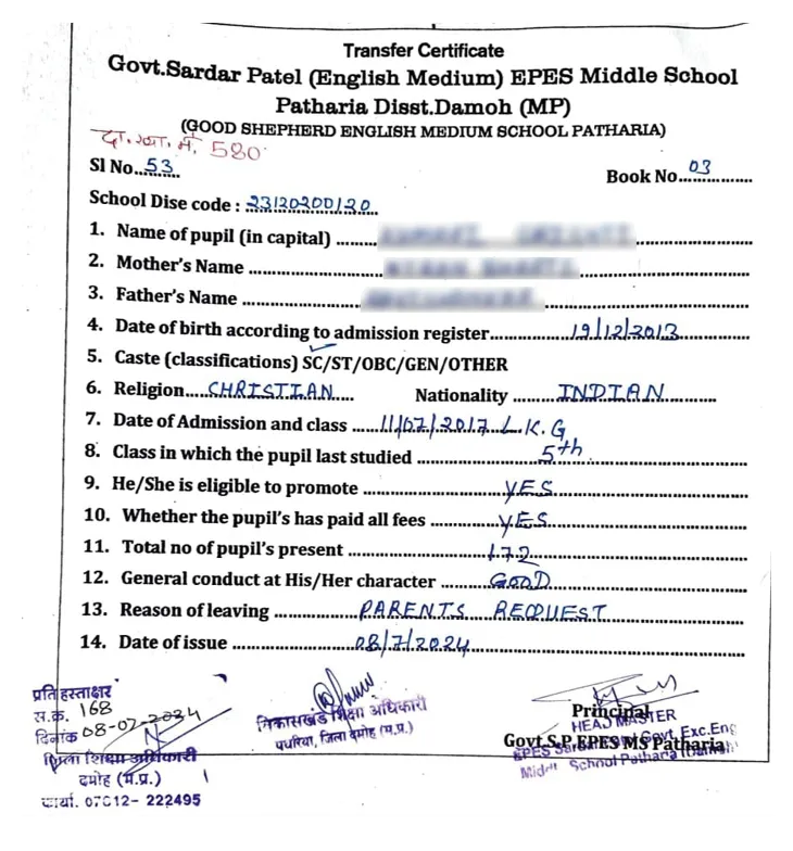 रवि शंकर की बेटियों को जो टीसी दिया गया उसमें धर्म के कॉलम में क्रिश्चियन लिखा है। जबकि वे हिंदू हैं।