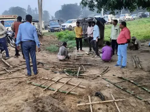 कोरथा गांव में सभी शवों का एक साथ अंतिम संस्कार कराया जाएगा। अंतिम संस्कार के अर्थी तैयार करते लोग।
