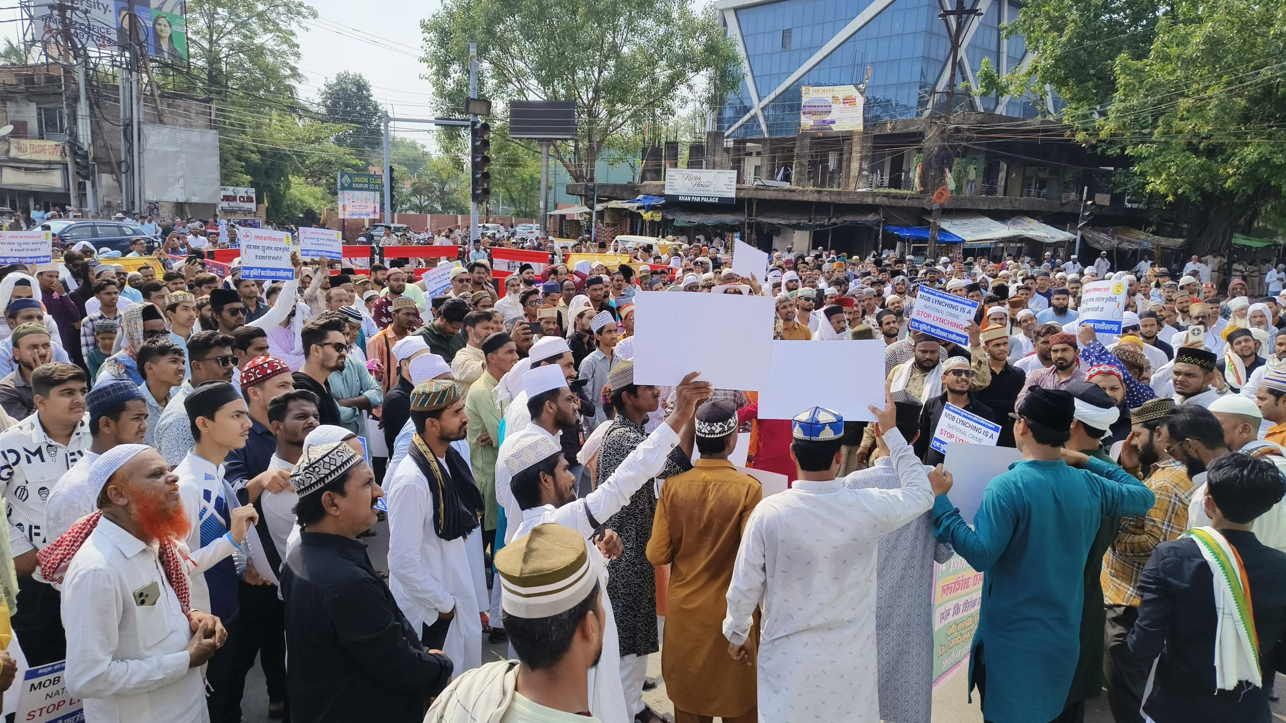 छत्तीसगढ़ में मॉब लिंचिंग की घटना के विरोध में मुस्लिम समाज प्रदर्शन कर रहा है।