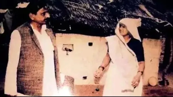 मुलायम सिंह यादव अपनी पहली पत्नी मालती देवी के साथ।