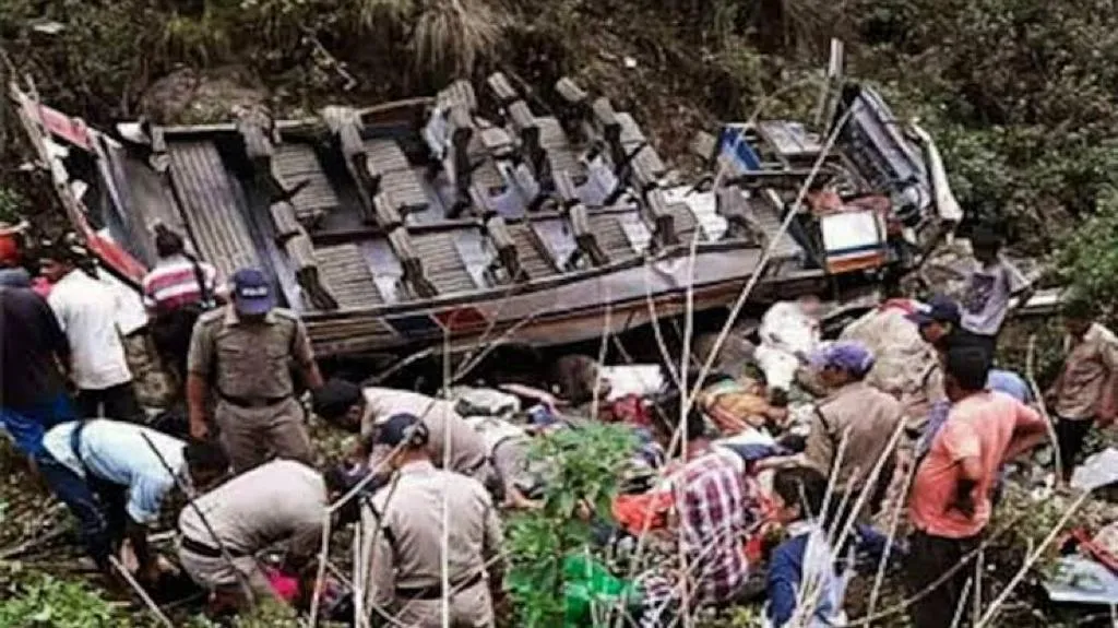 दुर्घटनाग्रस्त बस।