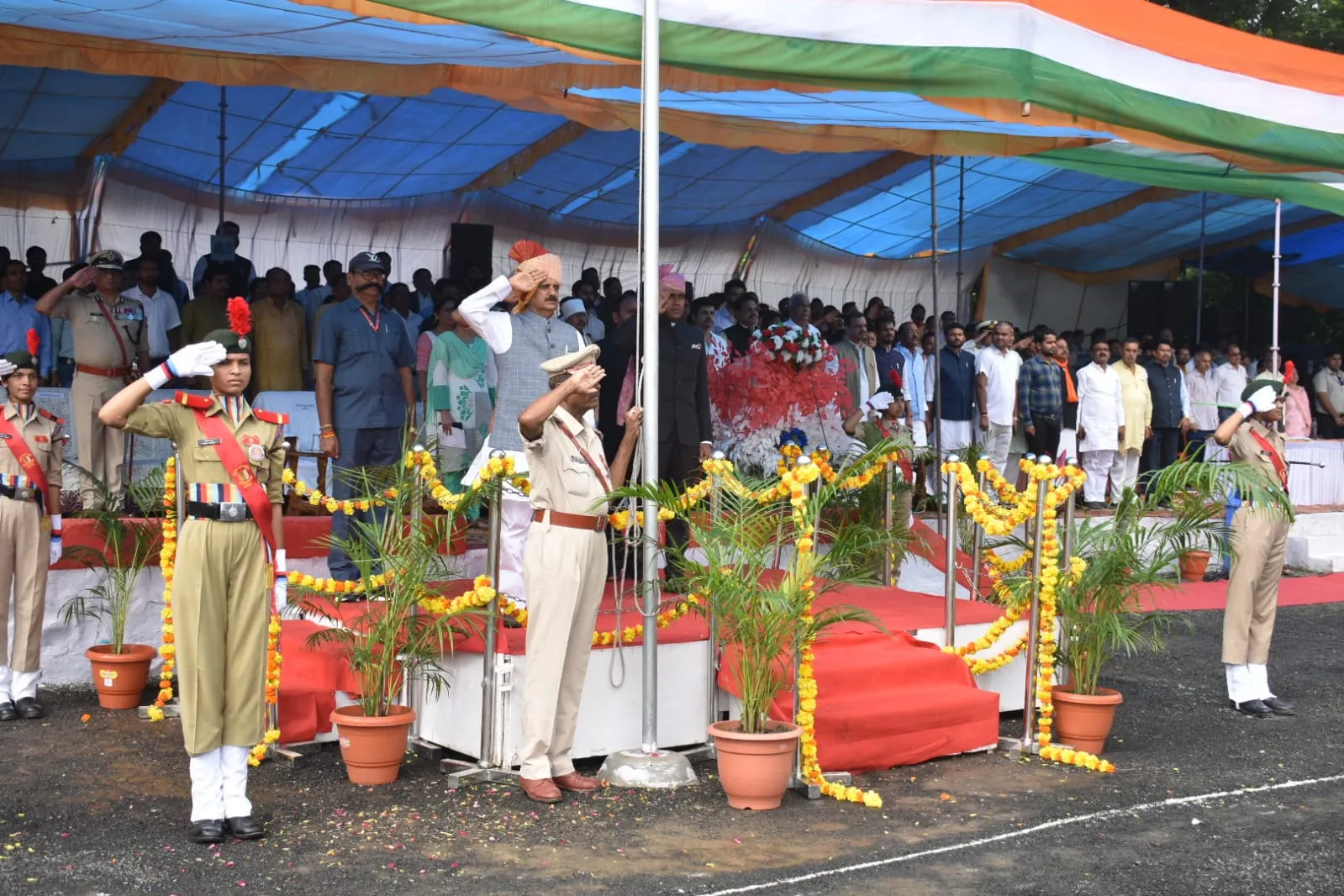 मुख्य कार्यक्रम में प्रभारी मंत्री के साथ बड़ी संख्या में लोग शामिल हुए।