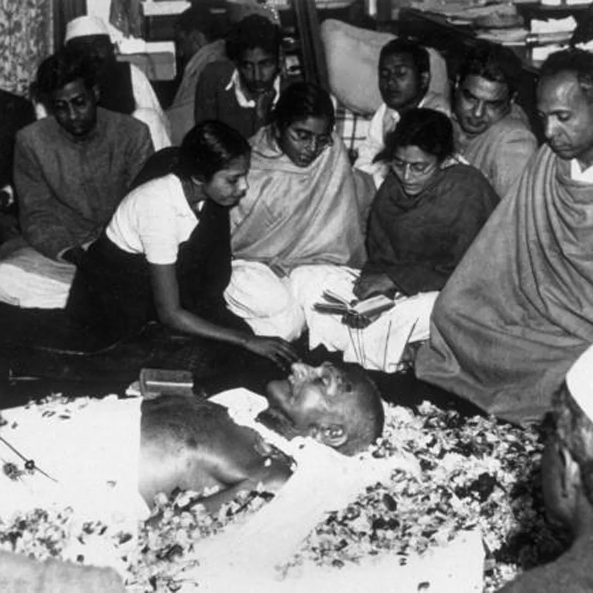 30 जनवरी का वो दिन, बापू पर गोल‍ियां चलाने से पहले क्‍या बोला था गोडसे? -  History AajTak