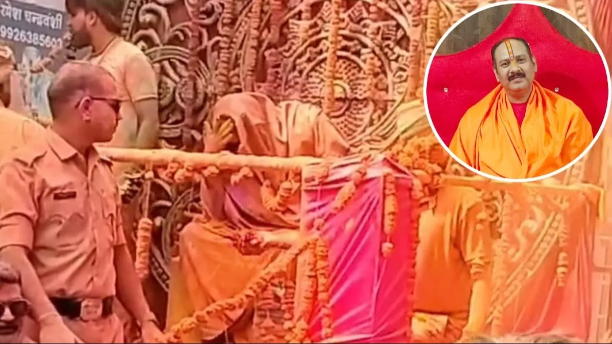 पंडित प्रदीप मिश्रा के सिर पर नारियल लगने का VIDEO: रंग के साथ किसी ने  फेंका, सिर पर हाथ लगाए दिखे कथावाचक - VIDEO of coconut falling on head of Pandit  Pradeep
