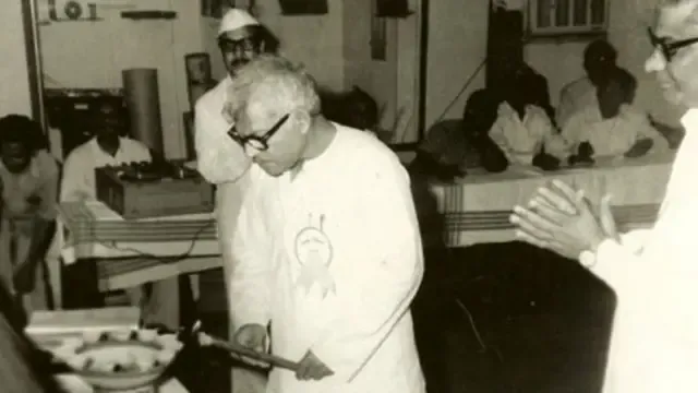 कर्पूरी ठाकुर को भारत रत्न: बिहार के कद्दावर नेता कैसे बने थे जननायक - BBC  News हिंदी
