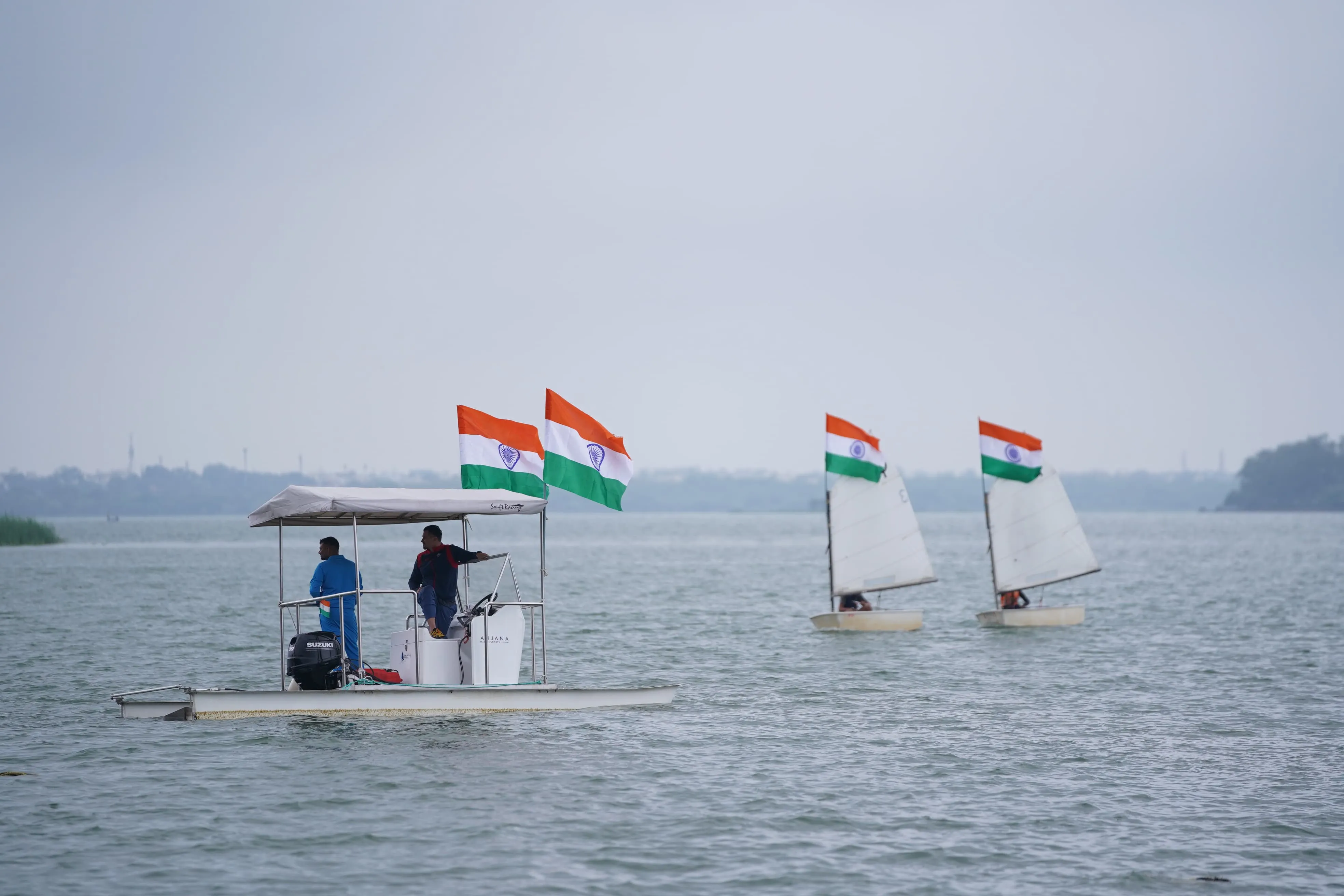 इस मौके पर एमपी स्पोर्ट्स अकादमी के खिलाड़ी तालाब में बोट पर तिरंगा लहराते हुए बोटिंग कर रहे थे।