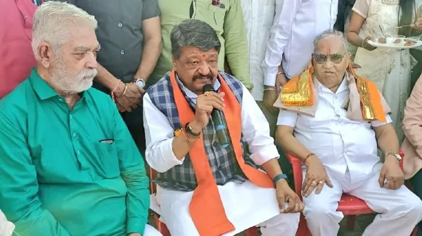 विष्णु शुक्ला के साथ बीजेपी राष्ट्रीय महासचिव कैलाश विजयवर्गीय