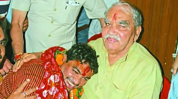 बेटे संजय शुक्ला के साथ विष्णु प्रसाद शुक्ला