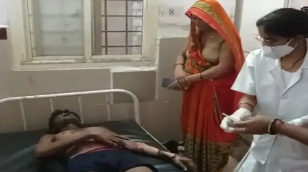 किसान शीतल कुमार 25% झुलस गया है। जिला अस्पताल में उसका इलाज चल रहा है।