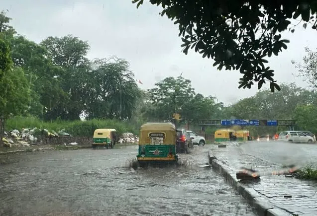 Delhi Rain Update: दिल्ली में 41 साल बारिश का रिकॉर्ड टूटा, अधिकारियों की  संडे छुट्टी कैंसिल, CM केजरीवाल ने किया ऐलान | Moneycontrol Hindi