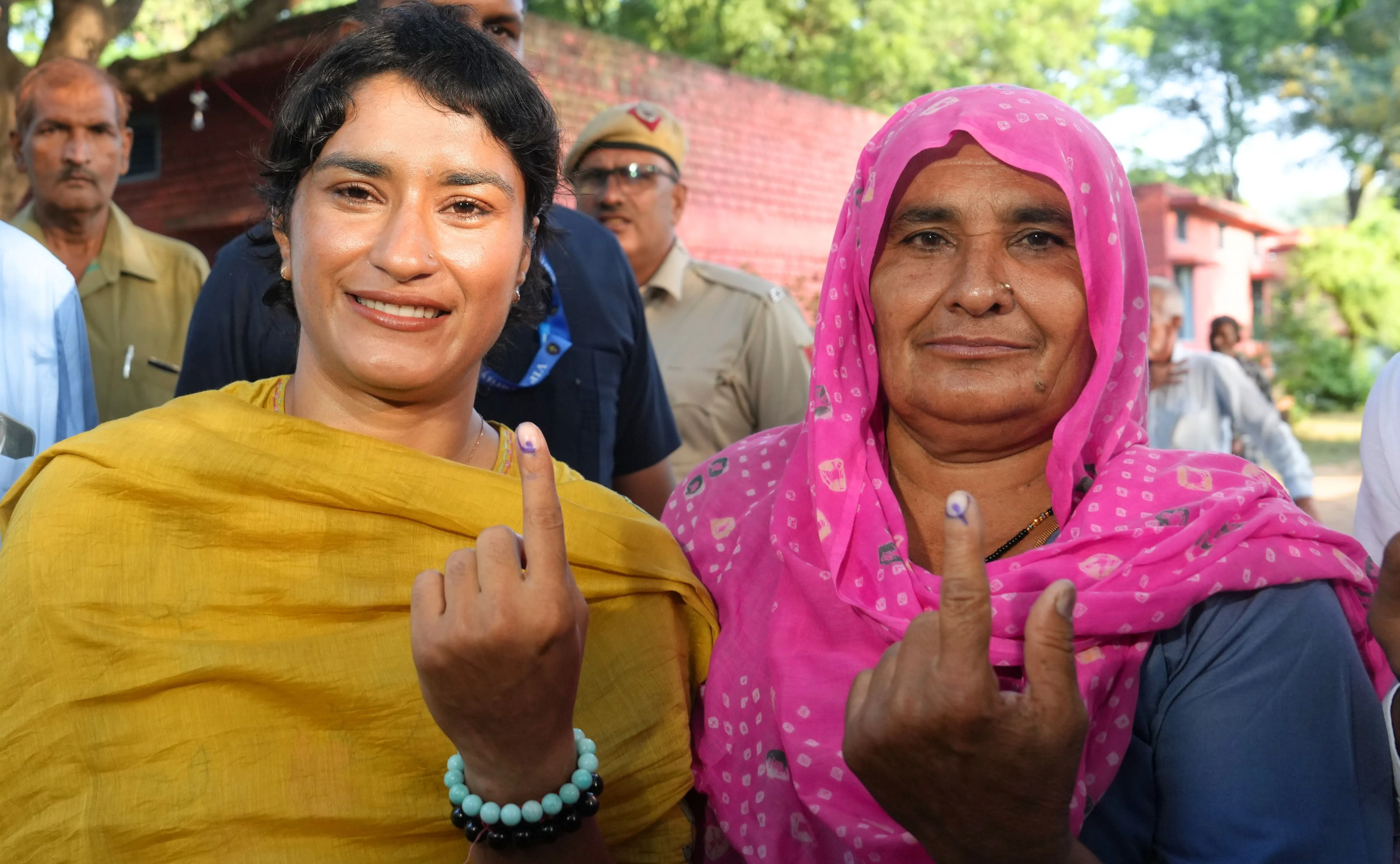 Haryana Assembly Election 2024 Congress Julana constituency candidate Vinesh Phogat casts vote at Charkhi Dadri polling station Haryana Election 2024: उस पार्टी को वोट करें जो... हरियाणा के वोटरों से विनेश फोगाट की खास अपील