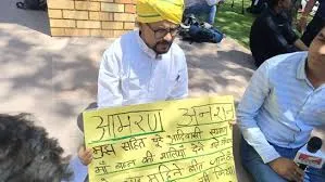 MP Vidhan Sabha Session 2025: विधानसभा के बाहर आमरण अनशन पर बैठे कमलेश्वर  डोडियार, जानें-क्या है मामला | Kamleshwar Dodiyar in MP Vidhan Sabha budget  Session 2025 on hunger strike outside assembly