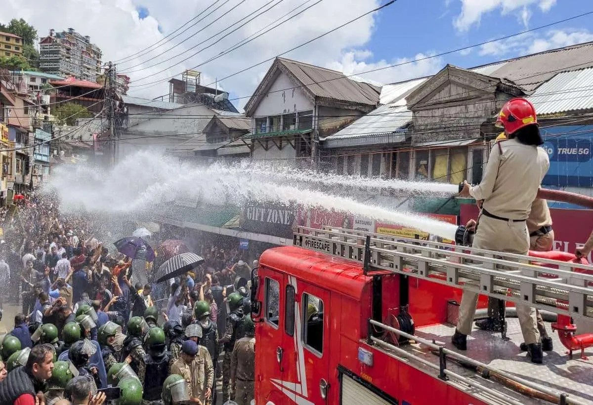 Shimla Mosque Row: अवैध मस्जिद पर शिमला के बाद अब मंडी में बवाल, पुलिस ने  प्रदर्शनकारियों पर की पानी की बौछार - shimla mosque row after sanjauli now  there is a ruckus