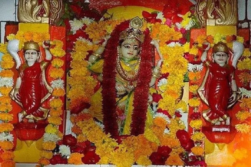पीताम्बरा पीठ की स्थापना एक सिद्ध संत, जिन्हें लोग 'स्वामीजी महाराज' कहकर पुकारते थे, ने की थी.