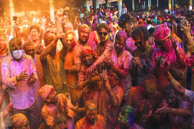 करें खुशियों के रंग से सराबोर करने वाली होली की तैयारी, पर चंद्र ग्रहण के  चलते शुभ मुहूर्त का रखें विशेष ध्यान