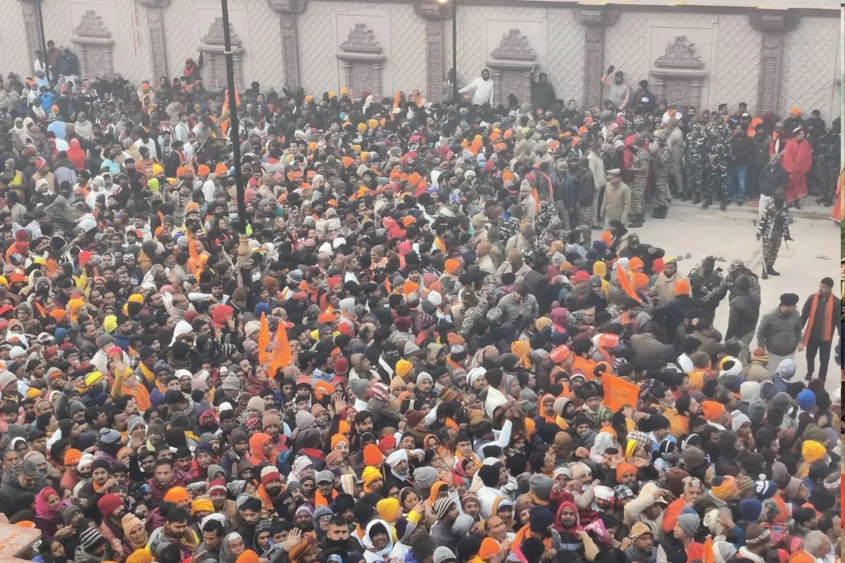 रामलला के दर्शन के लिए उमड़ी भारी भीड़, पुलिस से भी नहीं शमली ये भीड़ और  होटल का किराया हुआ 1 लाख तक