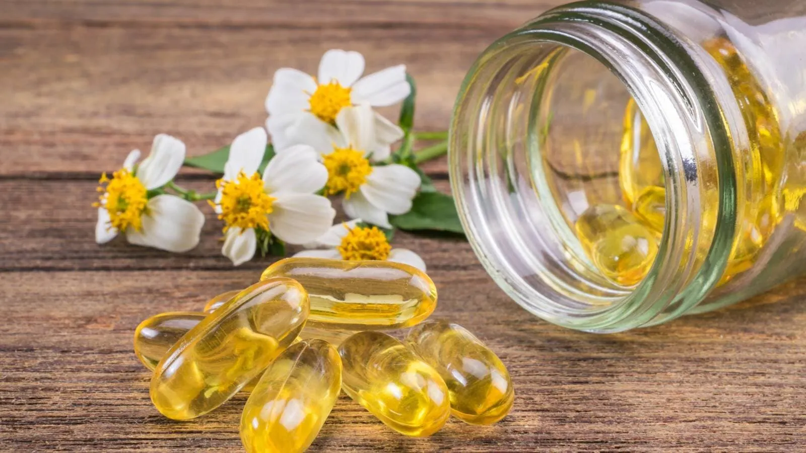 know the side effects of vitamin E capsules.- यहां जानिए चेहरे पर विटामिन ई  कैप्सूल ज्यादा इस्तेमाल करने के नुकसान। | HealthShots Hindi